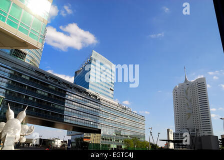 Das Vienna International Centre (VIC) ist der Campus und Gebäudekomplex Hosting-Büro der Vereinten Nationen in Wien.  Als umgangssprachlich auch bekannt als UNO-City ist VIC nur der eine Teil davon. Das andere ist das Austria Center Vienna. VIC, entworfen vom österreichischen Architekten Johann Staber, wurde zwischen 1973 und 1979 nördlich der Donau errichtet. Das VIC ist eine extraterritoriale Fläche, von der Zuständigkeit der lokalen Gesetzen befreit. Stockfoto