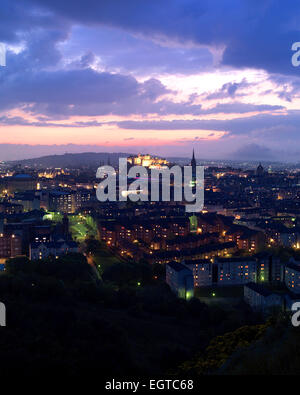 Nachtaufnahme von Edinburgh Castle von Arthurs Seat Stockfoto