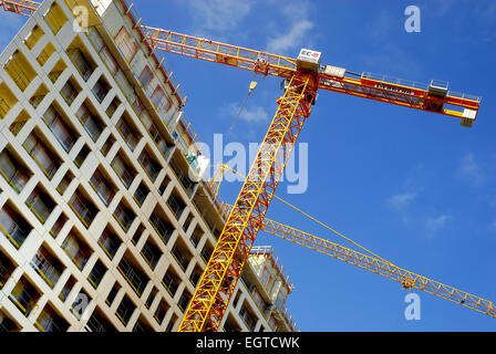 Das Vienna International Centre (VIC) ist der Campus und Gebäudekomplex Hosting-Büro der Vereinten Nationen in Wien.  Als umgangssprachlich auch bekannt als UNO-City ist VIC nur der eine Teil davon. Das andere ist das Austria Center Vienna. VIC, entworfen vom österreichischen Architekten Johann Staber, wurde zwischen 1973 und 1979 nördlich der Donau errichtet. Das VIC ist eine extraterritoriale Fläche, von der Zuständigkeit der lokalen Gesetzen befreit. Stockfoto