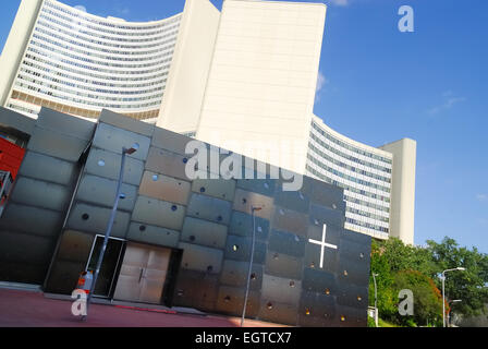 Die Kirche des Vienna International Centre (VIC) ist der Campus und Gebäudekomplex Hosting-Büro der Vereinten Nationen in Wien.  Als umgangssprachlich auch bekannt als UNO-City ist VIC nur der eine Teil davon. Das andere ist das Austria Center Vienna. VIC, entworfen vom österreichischen Architekten Johann Staber, wurde zwischen 1973 und 1979 nördlich der Donau errichtet. Das VIC ist eine extraterritoriale Fläche, von der Zuständigkeit der lokalen Gesetzen befreit. Stockfoto