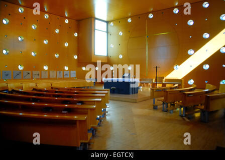Die Kirche des Vienna International Centre (VIC) ist der Campus und Gebäudekomplex Hosting-Büro der Vereinten Nationen in Wien.  Als umgangssprachlich auch bekannt als UNO-City ist VIC nur der eine Teil davon. Das andere ist das Austria Center Vienna. VIC, entworfen vom österreichischen Architekten Johann Staber, wurde zwischen 1973 und 1979 nördlich der Donau errichtet. Das VIC ist eine extraterritoriale Fläche, von der Zuständigkeit der lokalen Gesetzen befreit. Stockfoto