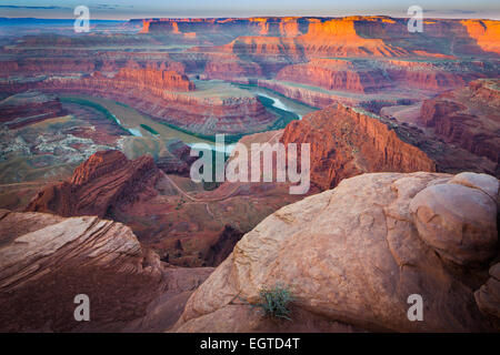 Dead Horse Point State Park in Utah bietet einen dramatische Überblick über den Colorado River und Canyonlands National Park. Stockfoto