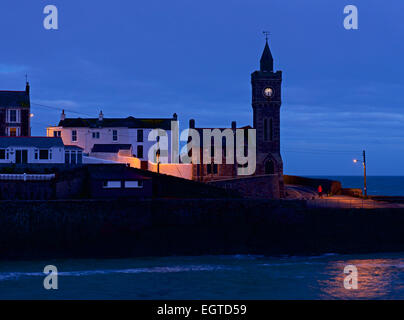 Der Clock Tower bei Nacht, Hafendamm, Cornwall, England UK Stockfoto