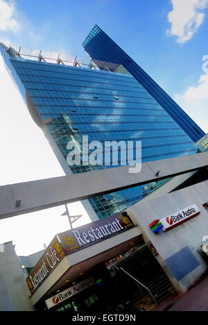 Das Vienna International Centre (VIC) ist der Campus und Gebäudekomplex Hosting-Büro der Vereinten Nationen in Wien.  Als umgangssprachlich auch bekannt als UNO-City ist VIC nur der eine Teil davon. Das andere ist das Austria Center Vienna. VIC, entworfen vom österreichischen Architekten Johann Staber, wurde zwischen 1973 und 1979 nördlich der Donau errichtet. Das VIC ist eine extraterritoriale Fläche, von der Zuständigkeit der lokalen Gesetzen befreit. Stockfoto