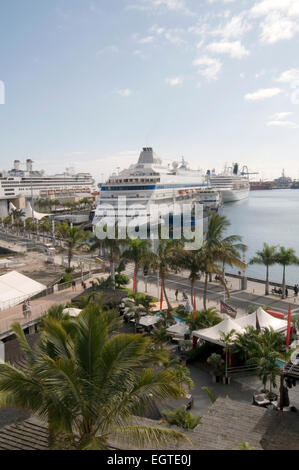 Kreuzfahrt-Schiffe in Las Palmas Gran Canaria Kanarische Inseln Inseln Kanaren Dock Hafen Hafen Schiff Kreuzfahrtschiff Kreuzfahrtschiffe Cru angedockt Stockfoto
