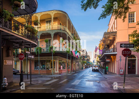 Typische Gebäude im Bereich French Quarter von New Orleans, Louisiana.  Das French Quarter ist die älteste und bekannteste und vi Stockfoto