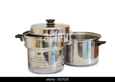 Ein große Edelstahl-Topf mit Deckel und bequeme Tragegriffe. Auf weißem Hintergrund dargestellt. Stockfoto