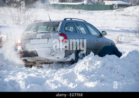 Auto im Schnee stecken Stockfoto