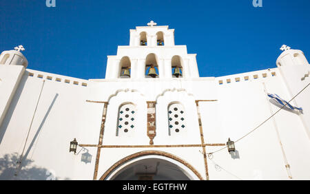 Kirche von Pyrgos Kallistis, Santorin, Griechenland. Stockfoto