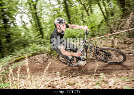Mountain Bike jungen Wald Reitwege in Cornwall UK Stockfoto