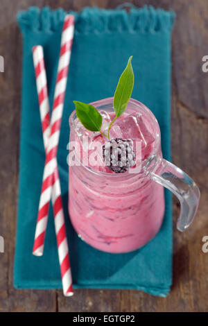 Brombeeren Smoothie Drink mit Eis Stockfoto