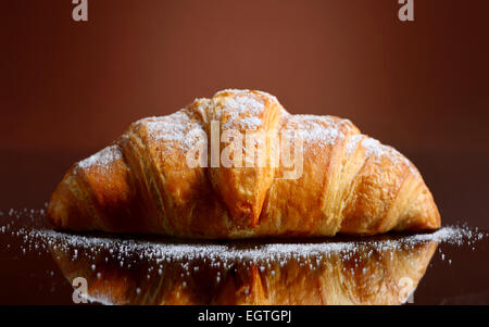 Frische und leckere Croissant mit butter Stockfoto