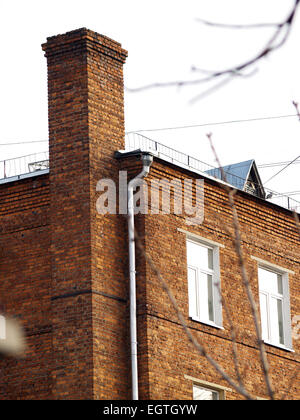 Aus rotem Backstein Industriegebäude mit Kaminecke Stockfoto