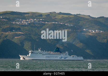 Interislander Fähre nähert sich Wellington, Nordinsel, Neuseeland. Stockfoto