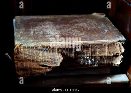 Alte Bibel auf kirchliche Pew hervorgehoben durch die Sonne Stockfoto