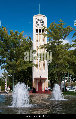 Der Uhrturm, Brunnen und Eisenbahn, Russel Street North, Hastings, Hawkes Bay, North Island, Neuseeland. Stockfoto