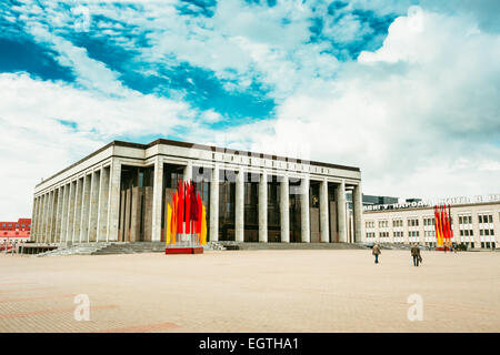 Gebäude der Palast der Republik In Oktjabrskaja Square - Sehenswürdigkeit In Minsk, Weißrussland Stockfoto