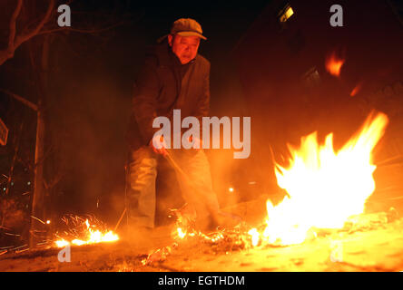Peking, China. 22. Februar 2015. Chinese brennen Weihrauch und Papier Hommagen an verstorbenen Verwandten während des Frühlingsfestes feiert chinesischen Neujahrsfest in Peking am 20. Februar 2015. Chinas wichtigste Feiertag, das Frühlingsfest beginnt am 19. Februar und markiert den Beginn des Jahres die Schafe nach dem chinesischen Horoskop. Aufgrund der Tragödie am 31. Januar 2014 in Shanghai wo Dutzende wo aufgrund einer Massenpanik getötet, Beijing abgeschwächt hat seinen jährlichen Festlichkeiten in der Hoffnung auf eine weitere Tragödie während eines Urlaubs zu verhindern. © Stephen Rasierer/ZUMA Draht/Alamy Live-Nachrichten Stockfoto
