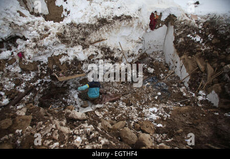 Panjshir, Afghanistan. 1. März 2015. Ein afghanischer Mann entfernt Schnee aus einem beschädigten Haus nach Lawinen in Abdullah Khil Panjshir Provinz, Afghanistan, 1. März 2015. Afghanische Regierung und Hilfe Agenturen haben verstärkt Bemühungen um die Soforthilfe für die Opfer der tödliche Lawinen in Panjshir Ostprovinz. © Ahmad Massoud/Xinhua/Alamy Live-Nachrichten Stockfoto