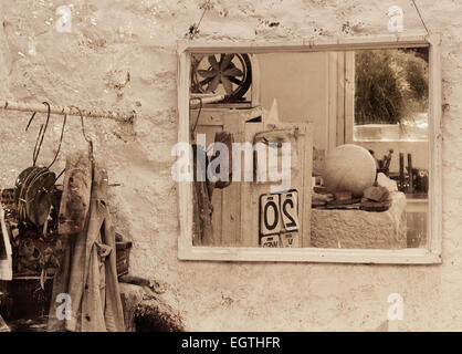 Blick durchs Fenster ins Studio des großen Bildhauers Dame Barbara Hepworth St Ives Cornwall England Europa Stockfoto