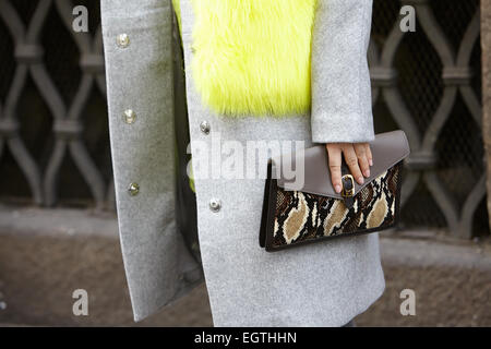 Frau posiert für die Fotografen vor Blugirl Show mit Fendi Tasche Mailand Fashion Woche Tag2, Herbst/Winter 2015 Stockfoto