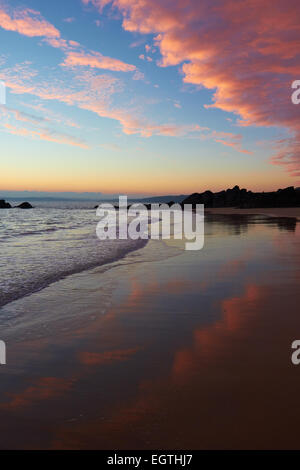 Rosa und orange Wolken reflektiert auf Porthgwidden Strand bei Sonnenaufgang St Ives Cornwall England Europa Stockfoto