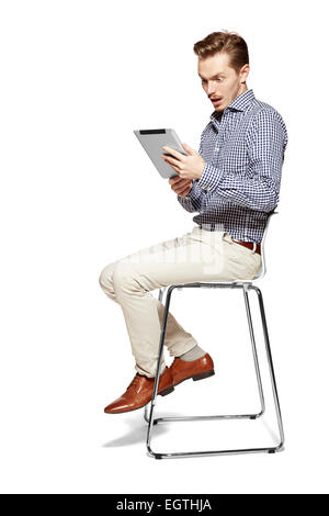 Studioaufnahme überrascht Mannes Tablet zu betrachten. Stockfoto