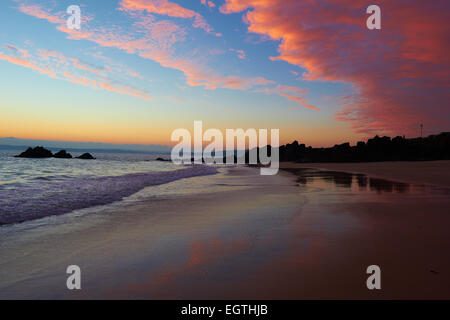 Rosa und orange Wolken reflektiert auf Porthgwidden Strand bei Sonnenaufgang St Ives Cornwall England Europa Stockfoto