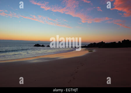 Rosa Wolken bei Sonnenaufgang über dem Porthgwidden Strand und die Bucht von St Ives Cornwall England Europa Stockfoto