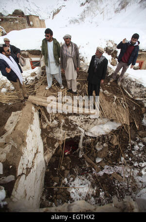 Panjshir, Afghanistan. 1. März 2015. Afghanischen Männer stehen auf einem zerstörten Haus nach Lawinen in Abdullah Khil Panjshir Provinz, Afghanistan, 1. März 2015. Afghanische Regierung und Hilfe Agenturen haben verstärkt Bemühungen um die Soforthilfe für die Opfer der tödliche Lawinen in Panjshir Ostprovinz. © Ahmad Massoud/Xinhua/Alamy Live-Nachrichten Stockfoto