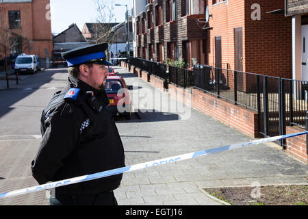 Bristol, UK. 2. März 2015. Polizei auf der Suche nach 16 j hrige Becky Watt, die seit dem 19. Februar gefehlt hat, haben eine forensische Suche einer Immobilie in Barton Hill, Bristol weiter.  Polizei sind auch noch auf ihre Familie zu Hause in Crown Hill, St. George, Bristol. Das Haus in Barton Hill abgebildet ist. Bristol, UK. 2. März 2015. Bildnachweis: Redorbital Fotografie/Alamy Live-Nachrichten Stockfoto