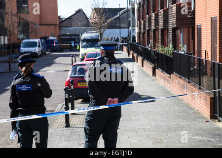 Bristol, UK. 2. März 2015. Polizei auf der Suche nach 16 j hrige Becky Watt, die seit dem 19. Februar gefehlt hat, haben eine forensische Suche einer Immobilie in Barton Hill, Bristol weiter.  Polizei sind auch noch auf ihre Familie zu Hause in Crown Hill, St. George, Bristol. Das Haus in Barton Hill abgebildet ist. Bristol, UK. 2. März 2015. Bildnachweis: Redorbital Fotografie/Alamy Live-Nachrichten Stockfoto