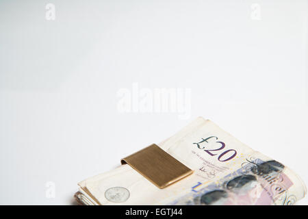 Ein Haufen von verwendeten UK Sterling Cash £20 und £10 Notizen Stockfoto