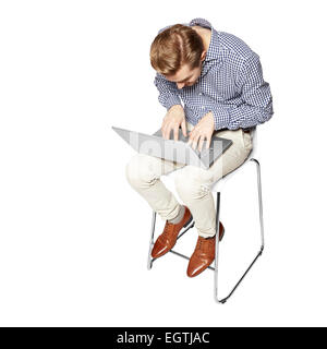 Junger Mann beugte sich über die Tastatur. Isoliert auf weißem Hintergrund. Stockfoto
