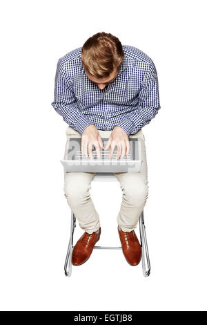 Junger Mann beugte sich über die Tastatur. Isoliert auf weißem Hintergrund. Stockfoto