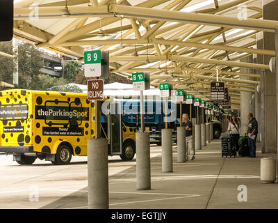 Shuttle Bus Pick Up Bereich, Orlando International Airport, Orlando, FL, USA Stockfoto