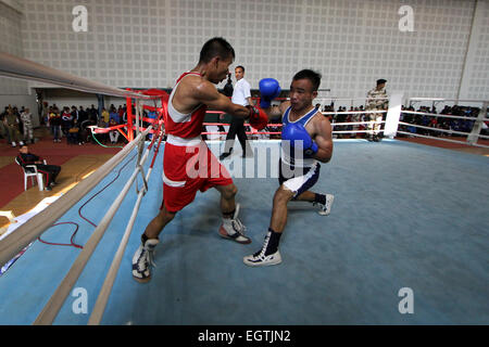 Boxer von Sikkim (rot) im Kampf gegen die Maharashtra (blau) während der Männer Boxen Meisterschaft 2015 am 63. alle indischen Polizei Wrestling Cluster 2014 / 15, veranstaltet von der Indo-tibetischen Grenze Polizei Force(ITBP). © Deepak Malik/Pacific Press/Alamy Live-Nachrichten Stockfoto