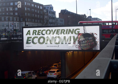 London, UK. 2. März 2015. Eine Elektronikplatine blinkt ein Wahlplakat von der konservativen Partei über eine Unterführung vor der bevorstehenden britischen Parlamentswahlen. Das Plakat liest 'Wiederherstellung Wirtschaft Dont Let Labour Wrack It' Credit: Amer Ghazzal/Alamy Live-Nachrichten Stockfoto