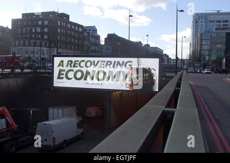 London, UK. 2. März 2015. Eine Elektronikplatine blinkt ein Wahlplakat von der konservativen Partei über eine Unterführung vor der bevorstehenden britischen Parlamentswahlen. Das Plakat liest "Wiederherstellung Wirtschaft Dont Let Labour Wrack It" Stockfoto