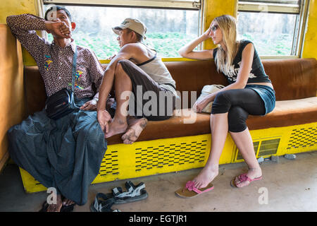 Zug Motor, Kutschen, Pendler, die auf einer 3-stündigen Kreis Bahnfahrt durch Yangon und Vororten, Yangon, Rangun, Burma, Myanmar, Asien, Westeuropa, Tourist, Stockfoto