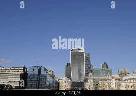 Der Blick über die Themse, die moderne Skyline der City of London mit dem Walkie Talkie und Cheesegrater Gebäude London Stockfoto