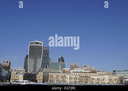 Der Blick über die Themse, die moderne Skyline der City of London mit dem Walkie Talkie und Cheesegrater und The Gherkin Stockfoto