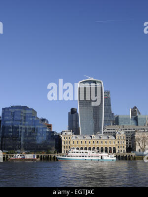 Der Blick über die Themse, die moderne Skyline der City of London mit dem Walkie Talkie und Cheesegrater Gebäude London Stockfoto