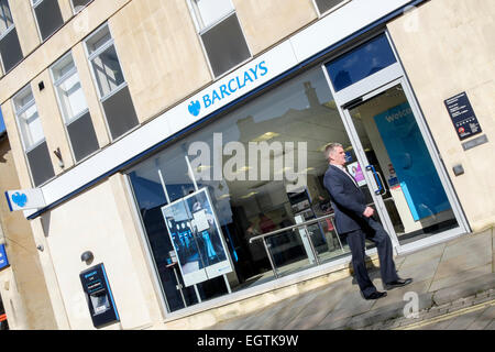 Chippenham, UK. 2. März 2015. Am Tag bevor Barclays ihren Full Year Results freigeben ein Fußgänger zeigt eine Barclays-Niederlassung in Chippenham vorbeigehen. Bildnachweis: Lynchpics/Alamy Live-Nachrichten Stockfoto