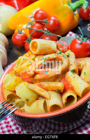 Roter Knurrhahn Suppe mit Mezze Maniche italienische pasta Stockfoto