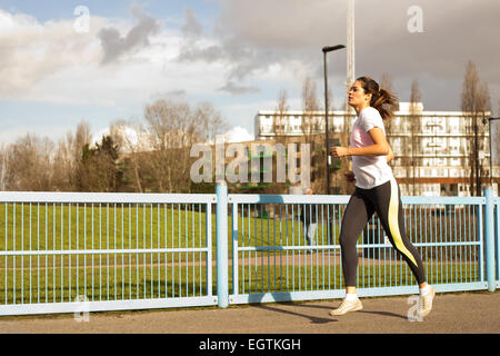 junge Frau läuft Stockfoto