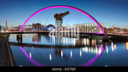 Glasgows Clyde Arc (zuzukneifen Brücke) in der Dämmerung mit Crowne Plaza Hotel, Kran Armadillo und Clydeport innerhalb des Bogens. Stockfoto