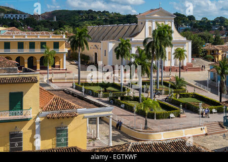 Blick über die Dächer von einem sonnenbeschienenen Trinidad, Kuba. Auf der Plaza Mayor. Stockfoto