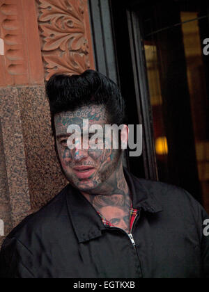 Ein Mann mit einem Rock & Roll unter dem Motto Gesichts-Tattoo in Brighton Stockfoto