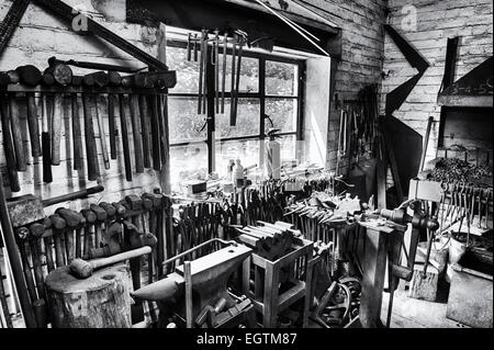 Schmiede-Werkstatt. Schüren Sie Bruerne, Northamptonshire, England. Monochrom Stockfoto